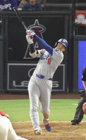 　８回、３試合連続本塁打となる４２号ソロを放つ大谷（共同）
