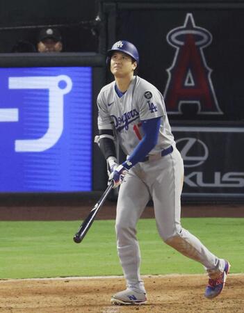 　８回、３試合連続本塁打となる４２号ソロを放つ大谷（共同）