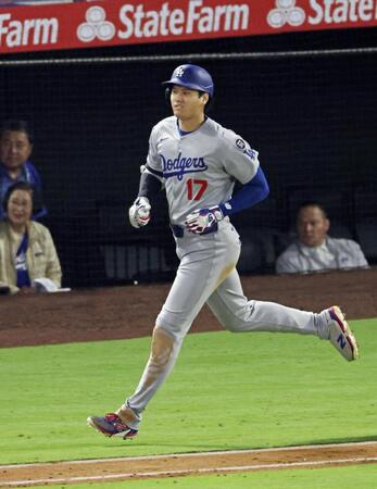 　８回、４２号ソロを放った大谷（共同）