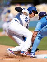 　６回、三盗に失敗する大谷（共同）