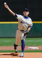 　マリナーズ－レイズ戦で始球式を務めるイチロー氏（イマジンイメージズ・ロイター＝共同）