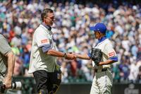 　ランディ・ジョンソン氏（左）と握手するイチロー氏（イマジンイメージズ・ロイター＝共同）