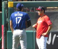 　試合前のフィールドで菊池雄星（右）と話し込んだ大谷翔平（撮影・小林信行）