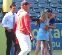 　エ軍専属レポーターのウエストンさん（右から２人目）と再会のハグをする大谷翔平（右端）。左は解説のマーク・グビザ氏（撮影・小林信行）