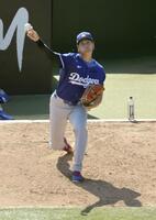 　ブルペンで投球する大谷（共同）