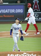 １回、ネト（奥）に先頭打者初球本塁打を浴びた山本（共同）