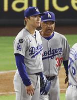 　５回、ロバーツ監督（右）に降板を告げられる山本（共同）