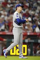 　５回、トラウトに２点打を許した山本（共同）