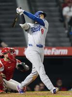 　８回、３試合連続本塁打となる４２号ソロを放つ大谷（共同）