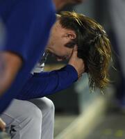 　５回、降板しベンチに座る山本（共同）