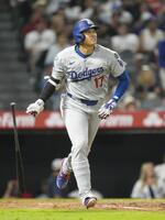 　８回、３試合連続本塁打となる４２号ソロを放つ大谷（共同）
