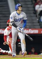 　８回、３試合連続本塁打となる４２号ソロを放つ大谷（共同）