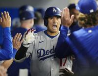 　８回、４２号ソロを放ちチームメートに迎えられる大谷（共同）