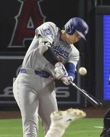 　８回、３試合連続本塁打となる４２号ソロを放つ大谷（共同）