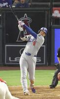 　８回、３試合連続本塁打となる４２号ソロを放つ大谷（共同）
