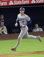 　８回、４２号ソロを放った大谷（共同）