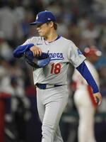 　５回、６失点で降板する山本。８敗目を喫した（共同）