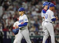 　５回、６失点で降板する山本（共同）