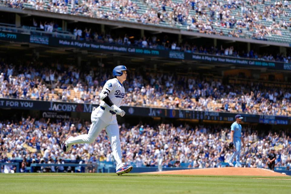 　１回、先頭打者本塁打を放った大谷（共同）