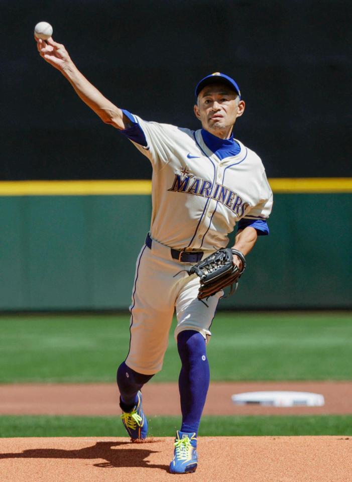 　マリナーズ－レイズ戦で始球式を務めるイチロー氏（イマジンイメージズ・ロイター＝共同）