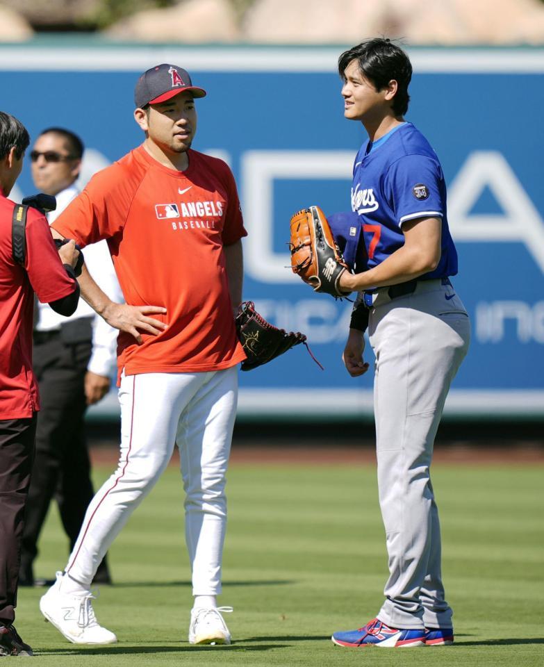 　菊池（左）と話す大谷（共同）