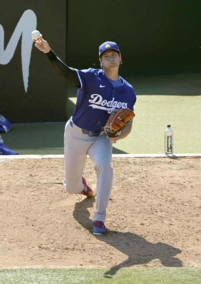 　ブルペンで投球する大谷（共同）