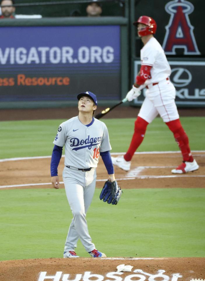 １回、ネト（奥）に先頭打者初球本塁打を浴びた山本（共同）