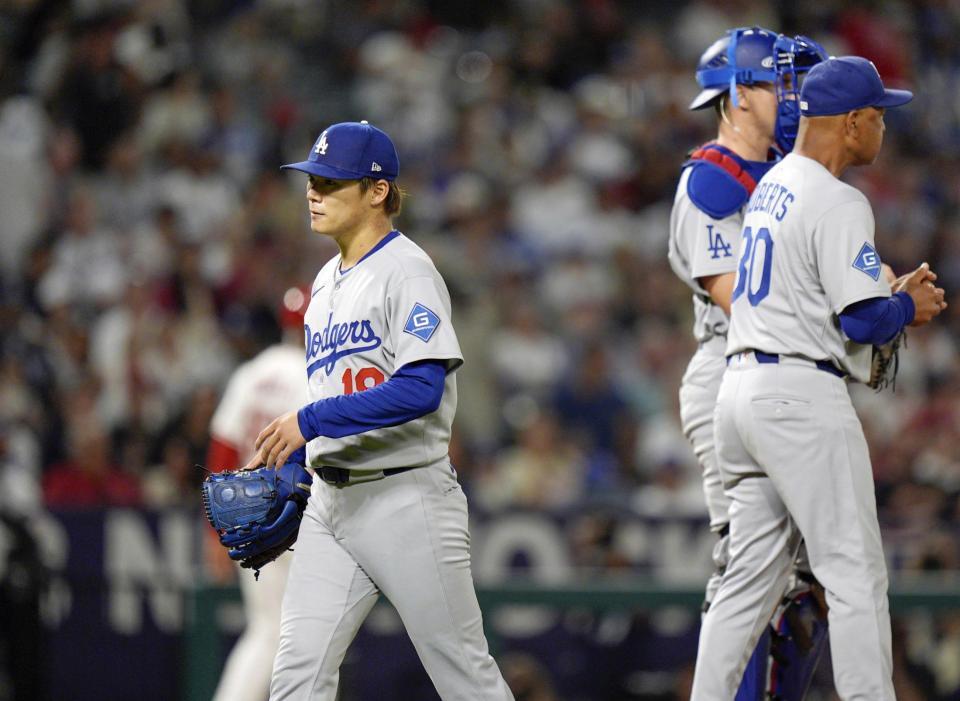 　５回、６失点で降板する山本（共同）