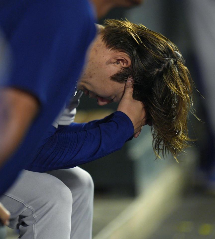 　５回、降板しベンチに座る山本（共同）