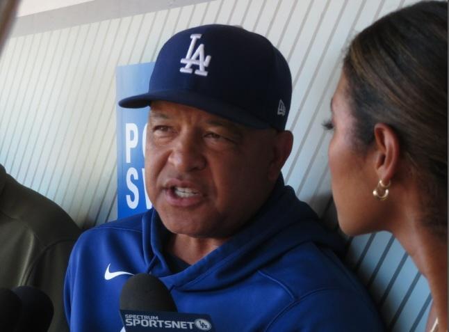 　試合後に会見するロバーツ監督（撮影・小林信行）