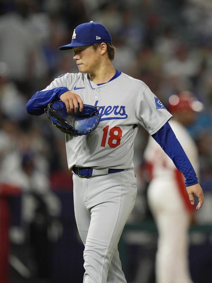 　５回、６失点で降板する山本。８敗目を喫した（共同）