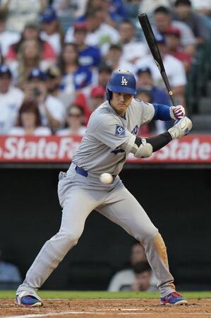 　エンゼルス戦の２回、四球を選ぶドジャース・大谷（共同）