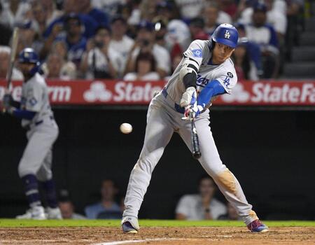 　エンゼルス戦の６回、遊直で三重殺に倒れるドジャース・大谷（共同）