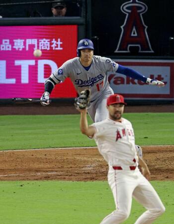 　エンゼルス戦の６回、遊直で三重殺に倒れるドジャース・大谷。投手バーク（共同）