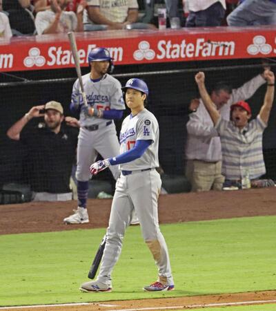 　エンゼルス戦の６回、遊直で三重殺に倒れたドジャース・大谷（手前）＝共同