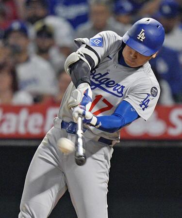 　エンゼルス戦の９回、４試合連続本塁打となる43号ソロを放つドジャース・大谷（共同）