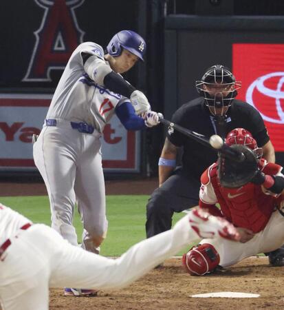 　エンゼルス戦の９回、４試合連続本塁打となる43号ソロを放つドジャース・大谷（共同）