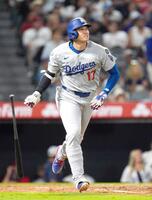 　８回、３試合連続本塁打となる４２号ソロを放つ大谷（共同）