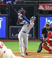 　８回、４２号ソロを放つ大谷（共同）