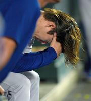 　５回、降板しベンチに座る山本（共同）