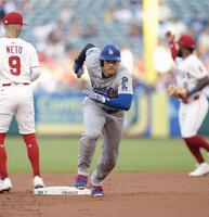 　エンゼルス戦の１回、後続の右飛で三進するドジャース・大谷（共同）