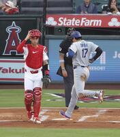 　エンゼルス戦の１回、後続の安打で先制のホームを踏むドジャース・大谷（１７）＝共同