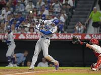 　エンゼルス戦の５回、一飛に倒れるドジャース・大谷（共同）