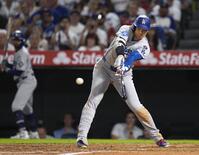 　エンゼルス戦の６回、遊直で三重殺に倒れるドジャース・大谷（共同）