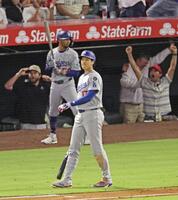 　エンゼルス戦の６回、遊直で三重殺に倒れたドジャース・大谷（手前）＝共同