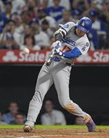 　エンゼルス戦の９回、４試合連続本塁打となる４３号ソロを放つドジャース・大谷（共同）