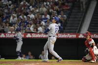 　エンゼルス戦の９回、４試合連続本塁打となる43号ソロを放つドジャース・大谷（共同）