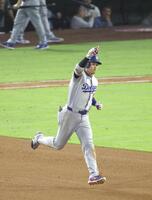 　エンゼルス戦の９回、４試合連続本塁打となる43号ソロを放ち、塁を回るドジャース・大谷（共同）