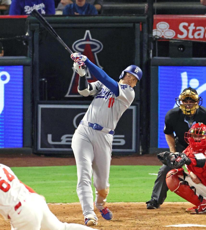 　８回、４２号ソロを放つ大谷（共同）