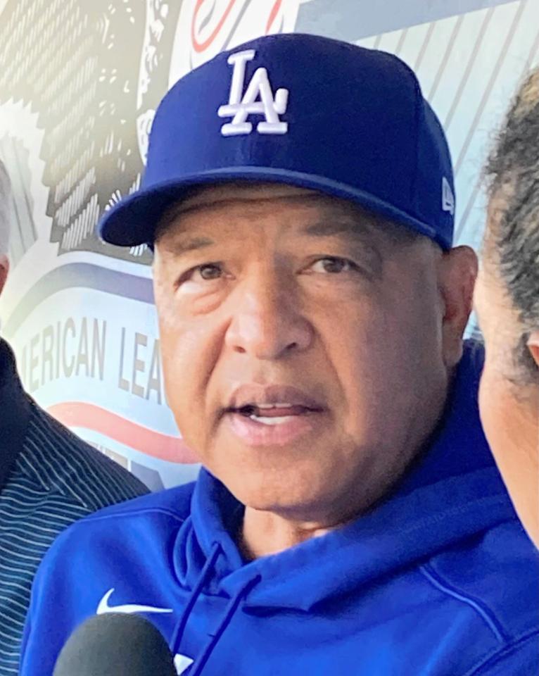 　試合前のベンチで取材に応じたロバーツ監督（撮影・小林信行）